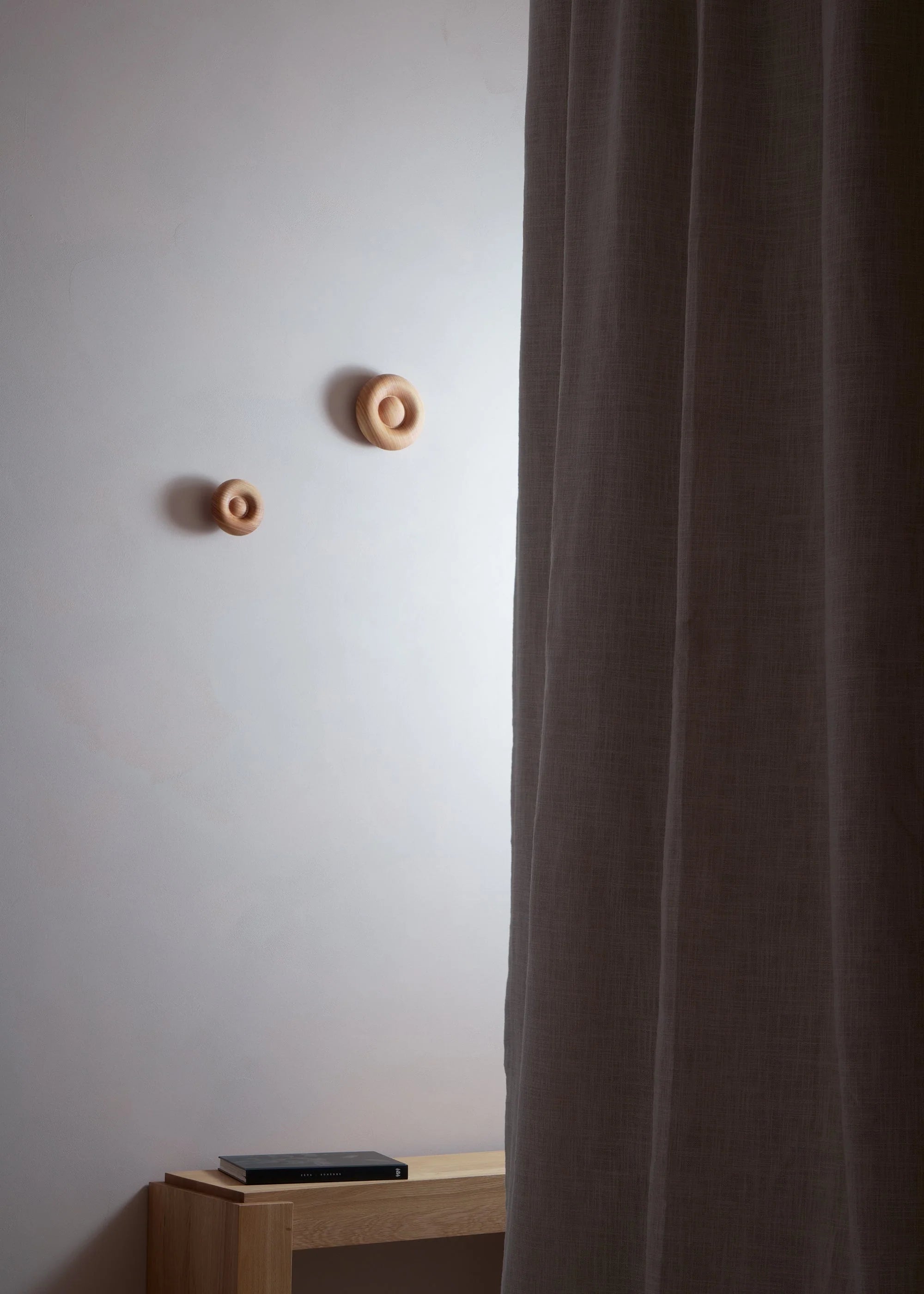 Wieszak ścienny BLOP drewno dębowe