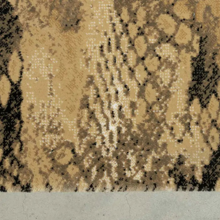 Koberec KEEP YOUR ENEMIES CLOSER hnědý hadí vzor