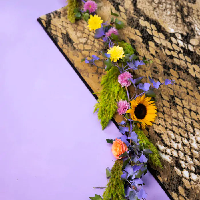 Koberec KEEP YOUR ENEMIES CLOSER hnědý hadí vzor