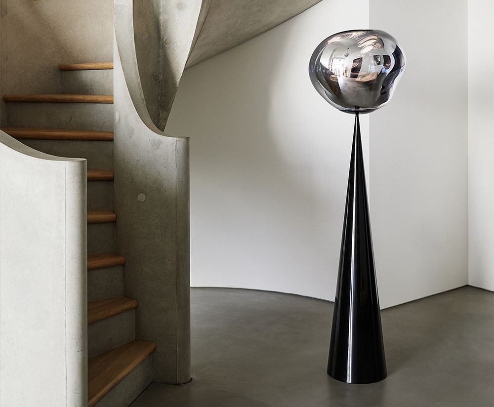 Stojací lampa MELT FAT CONE stříbrná s černým podstavcem