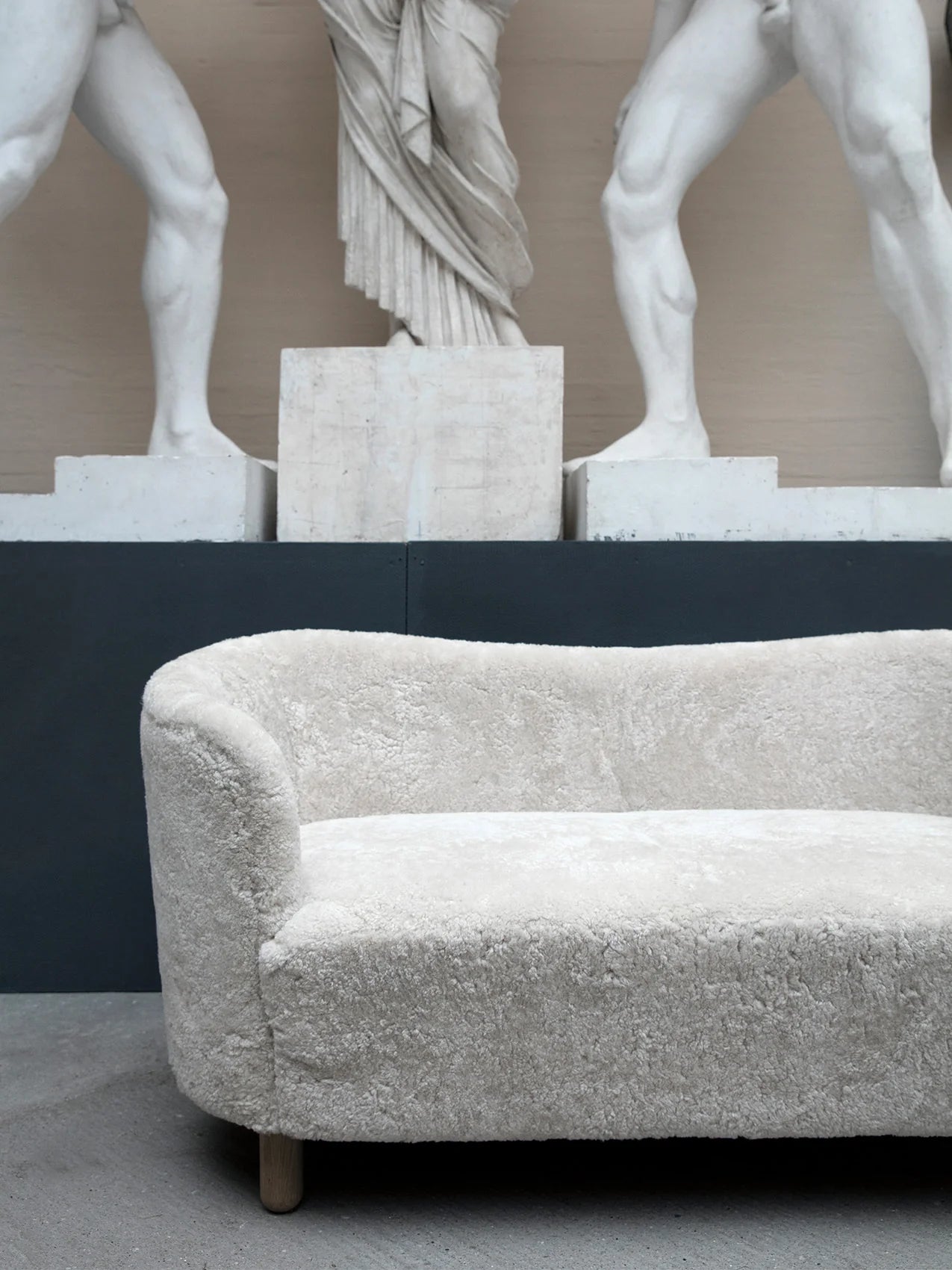 MINGLE Sofa sheep leather with oak base