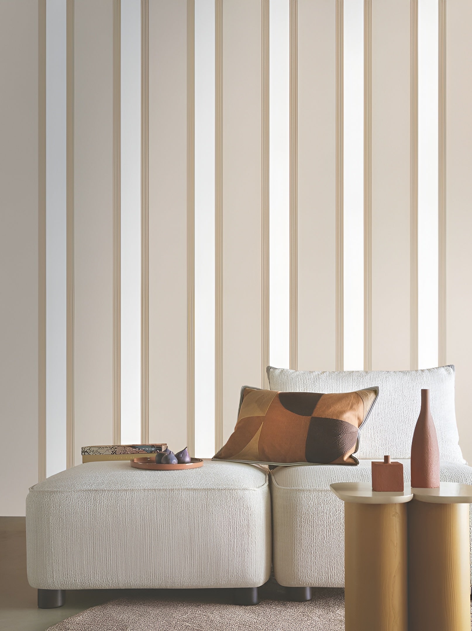 Wallpaper with geometric striped pattern AUTEUIL - WHITE/GOLD white with gold
