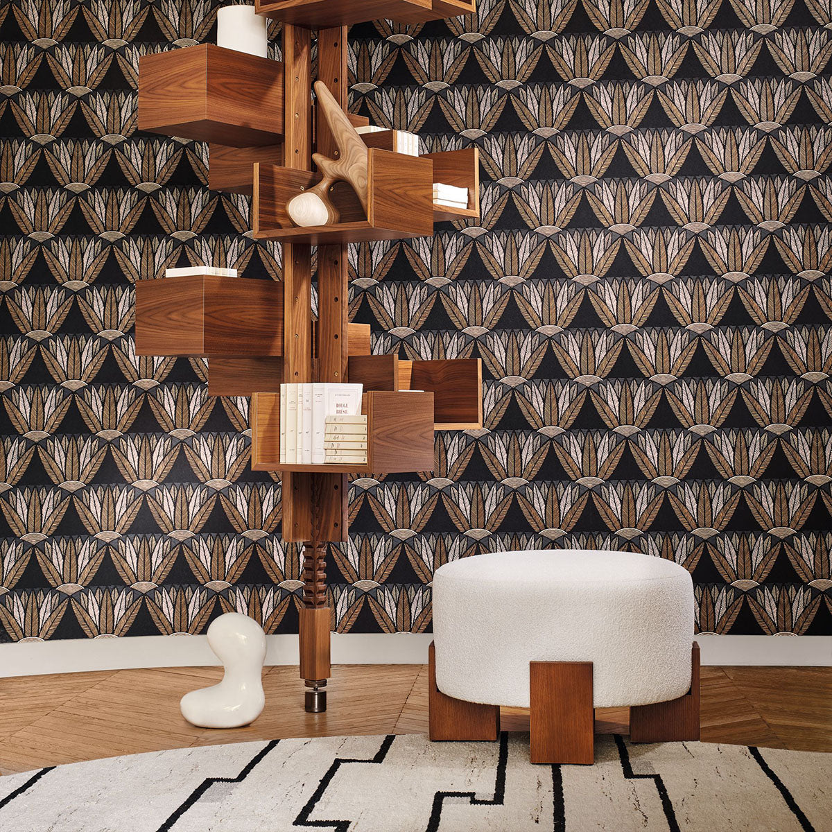 Tapeta s motivem rostlin květů lotosu CASTALIA - VERT CENDRE/DORE béžová se zlatým