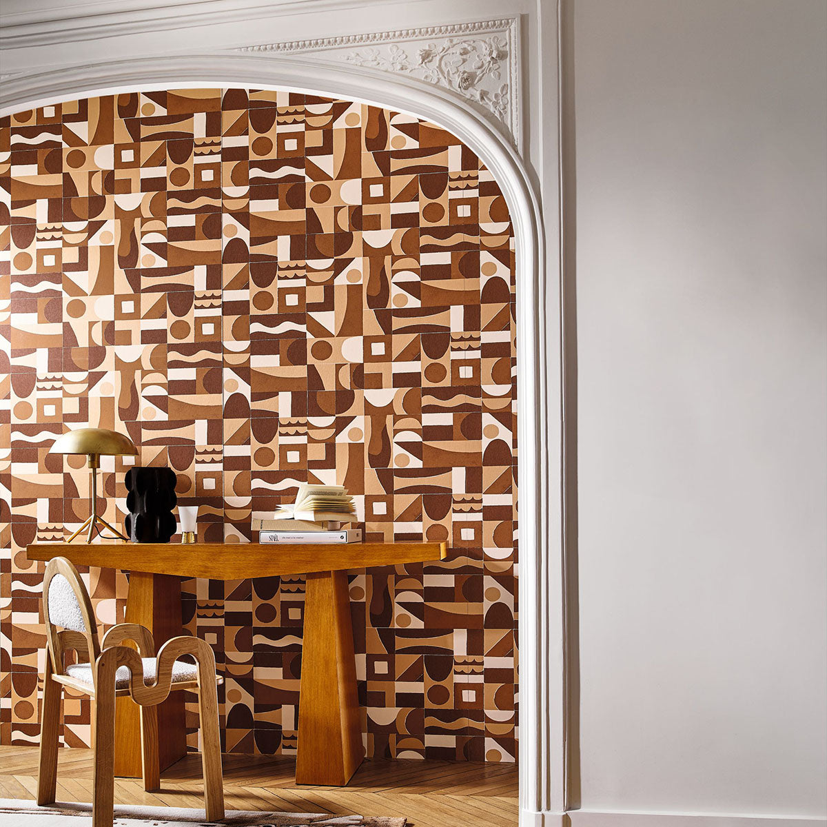 Structural wallpaper with geometric pattern GOURNA - OCRE/DORE brown with gold