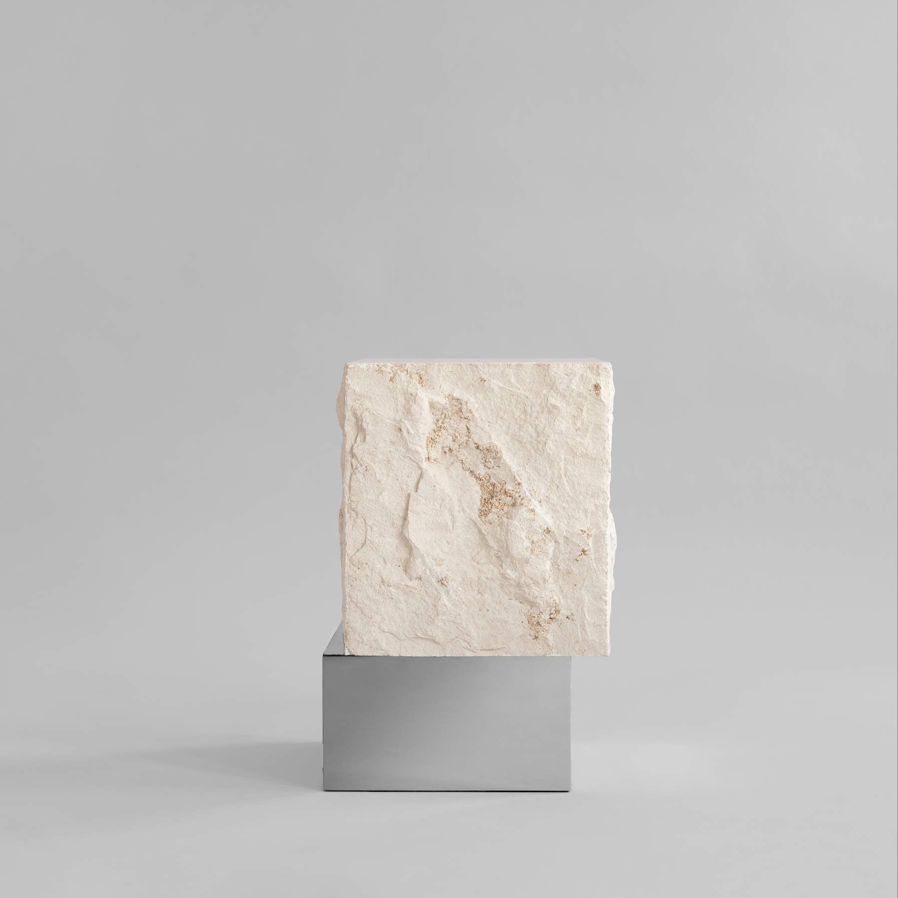 Stolik kawowy TEMPLE wapień z srebrną podstawą