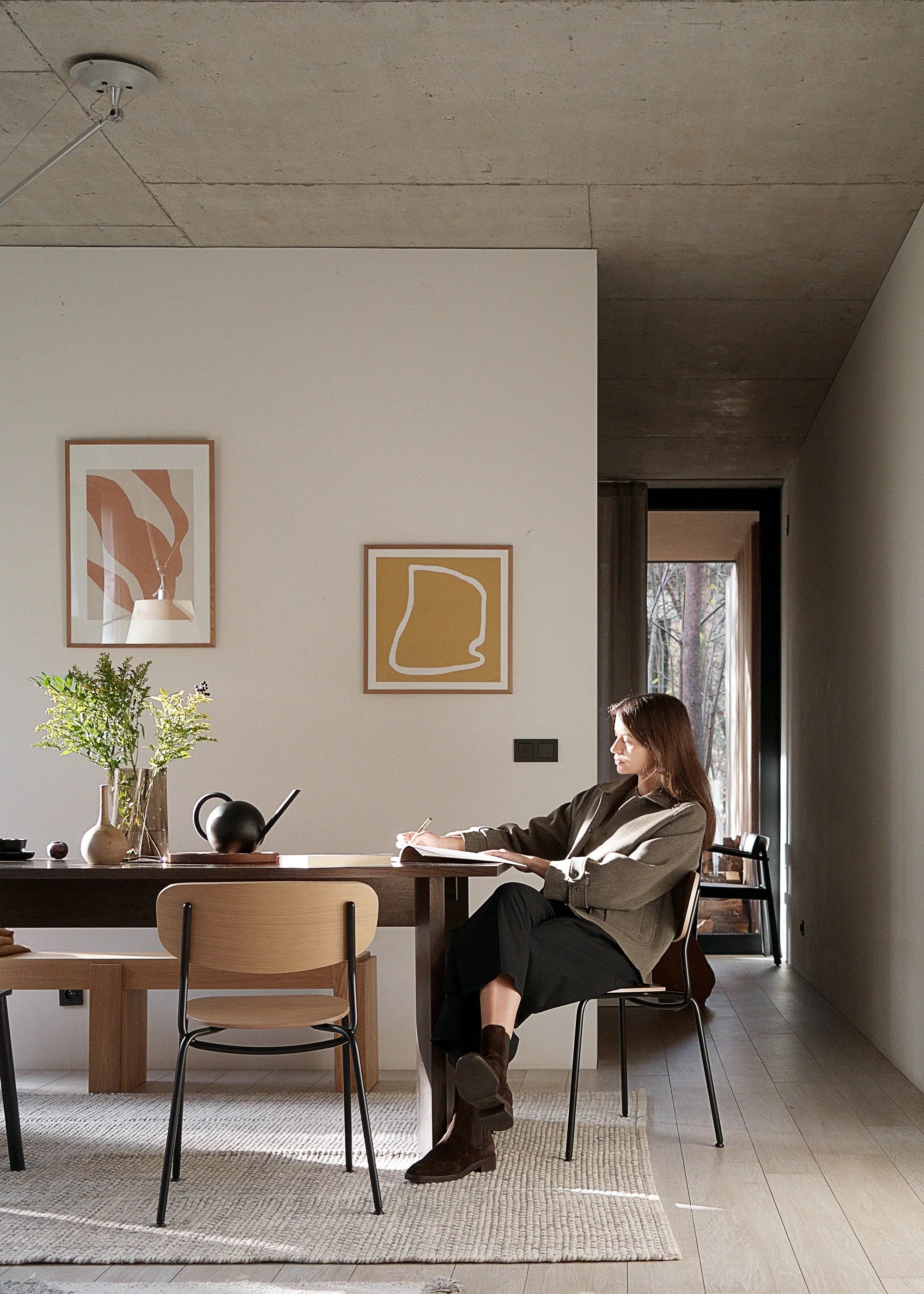 Židle SPLOT z dubového dřeva s černým podstavcem