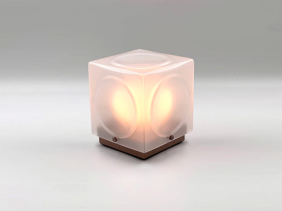 Přenosná lampa CHANT s matným stínidlem a hnědým podstavcem.