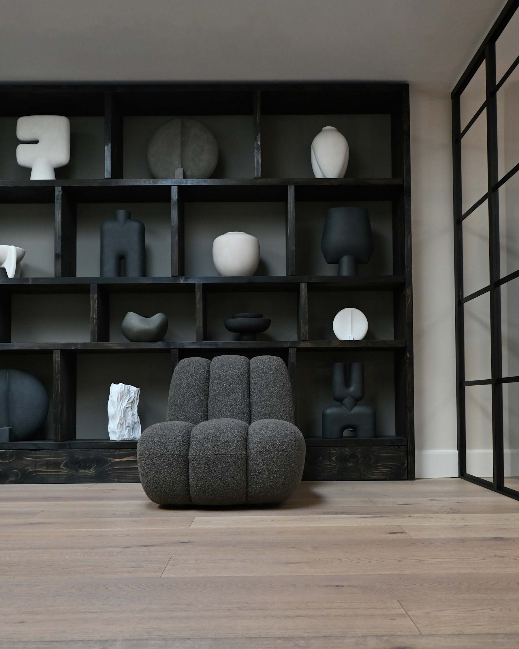 Křeslo TOE šedo-hnědé bouclé