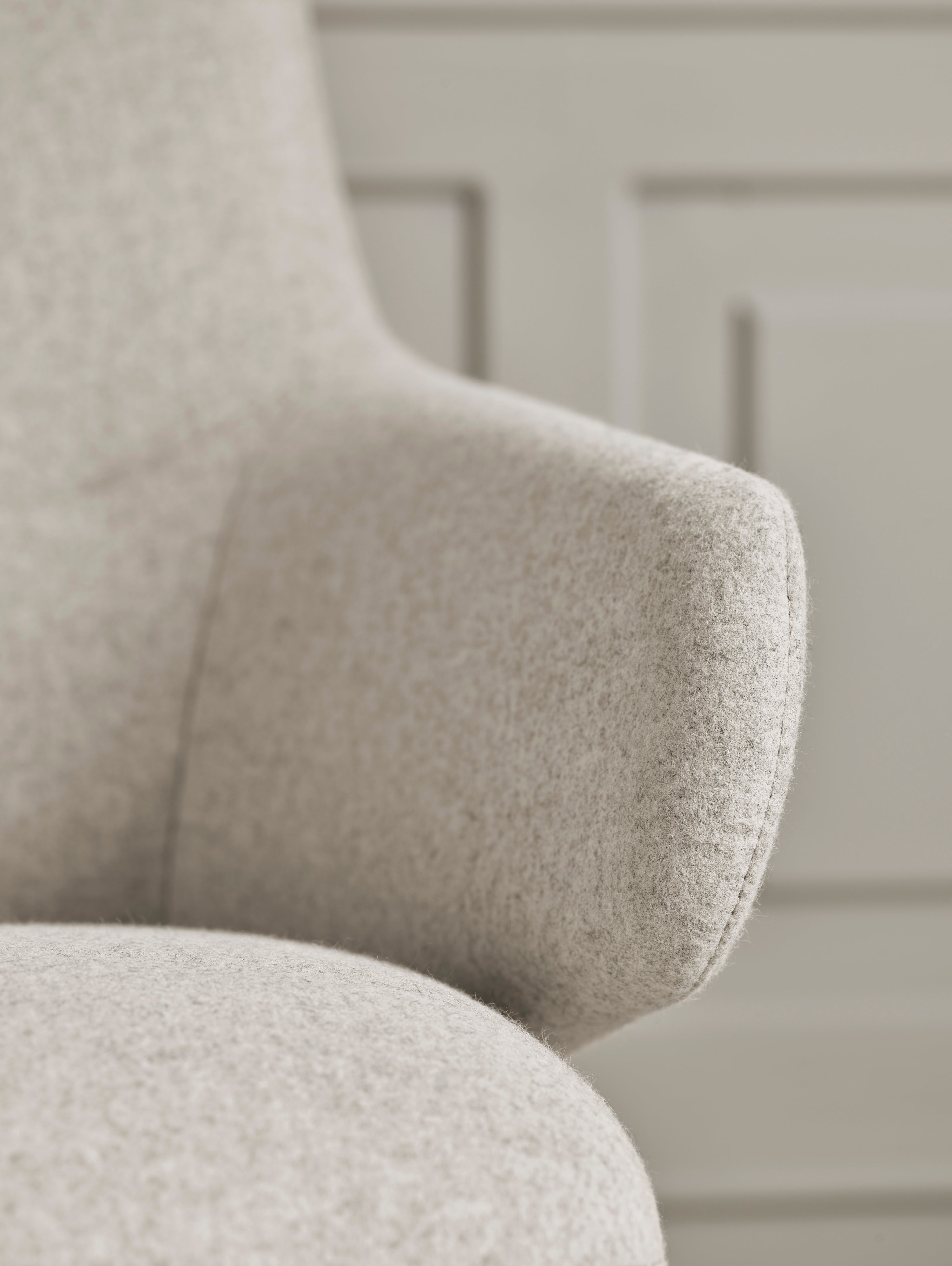 Čalouněné křeslo CLARA s ocelovým podstavcem