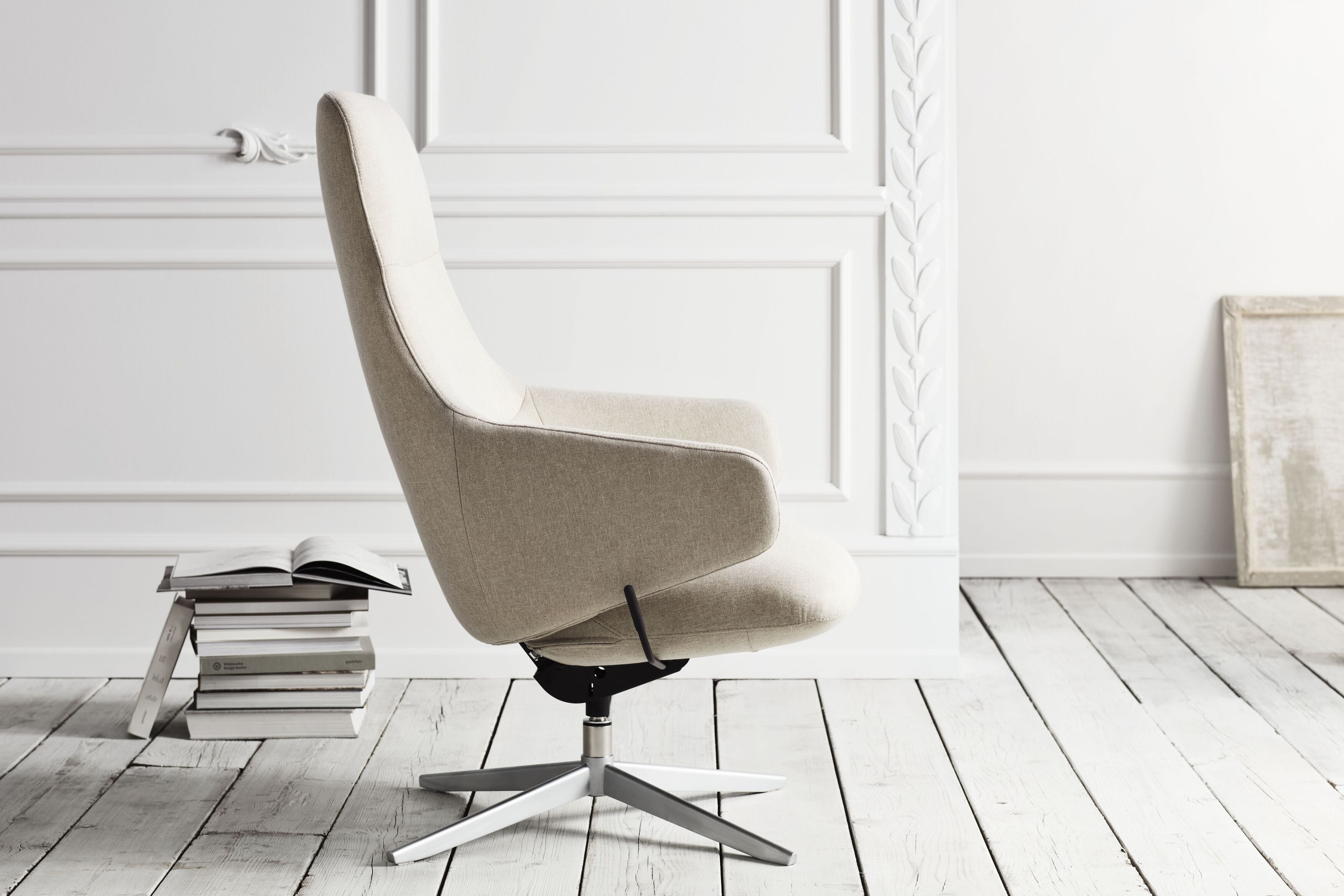 Čalouněné křeslo CLARA s ocelovým podstavcem