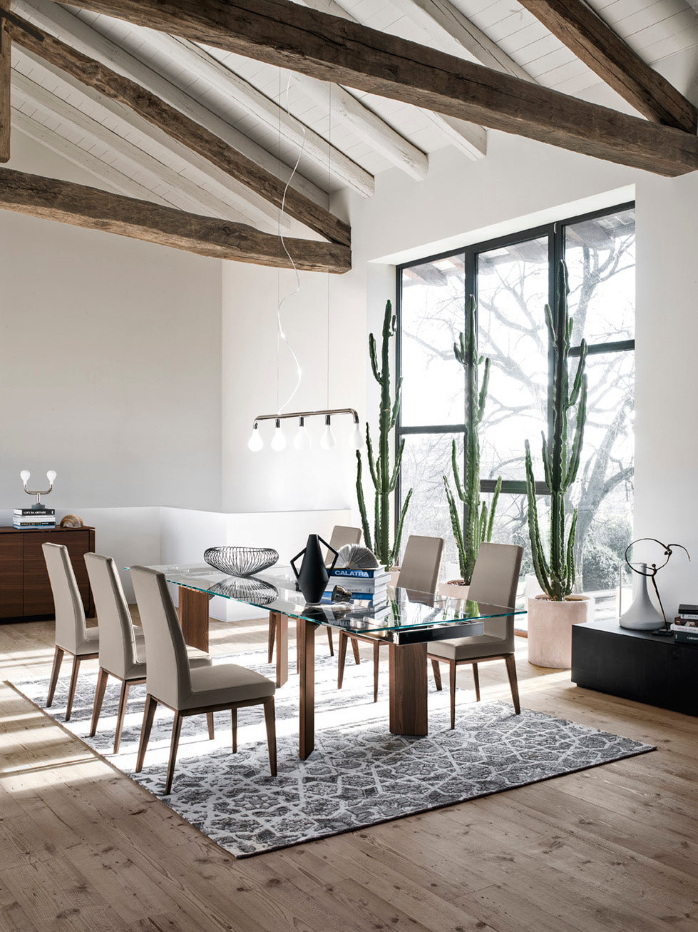 Čalouněné křeslo BESS s ořechovou základnou