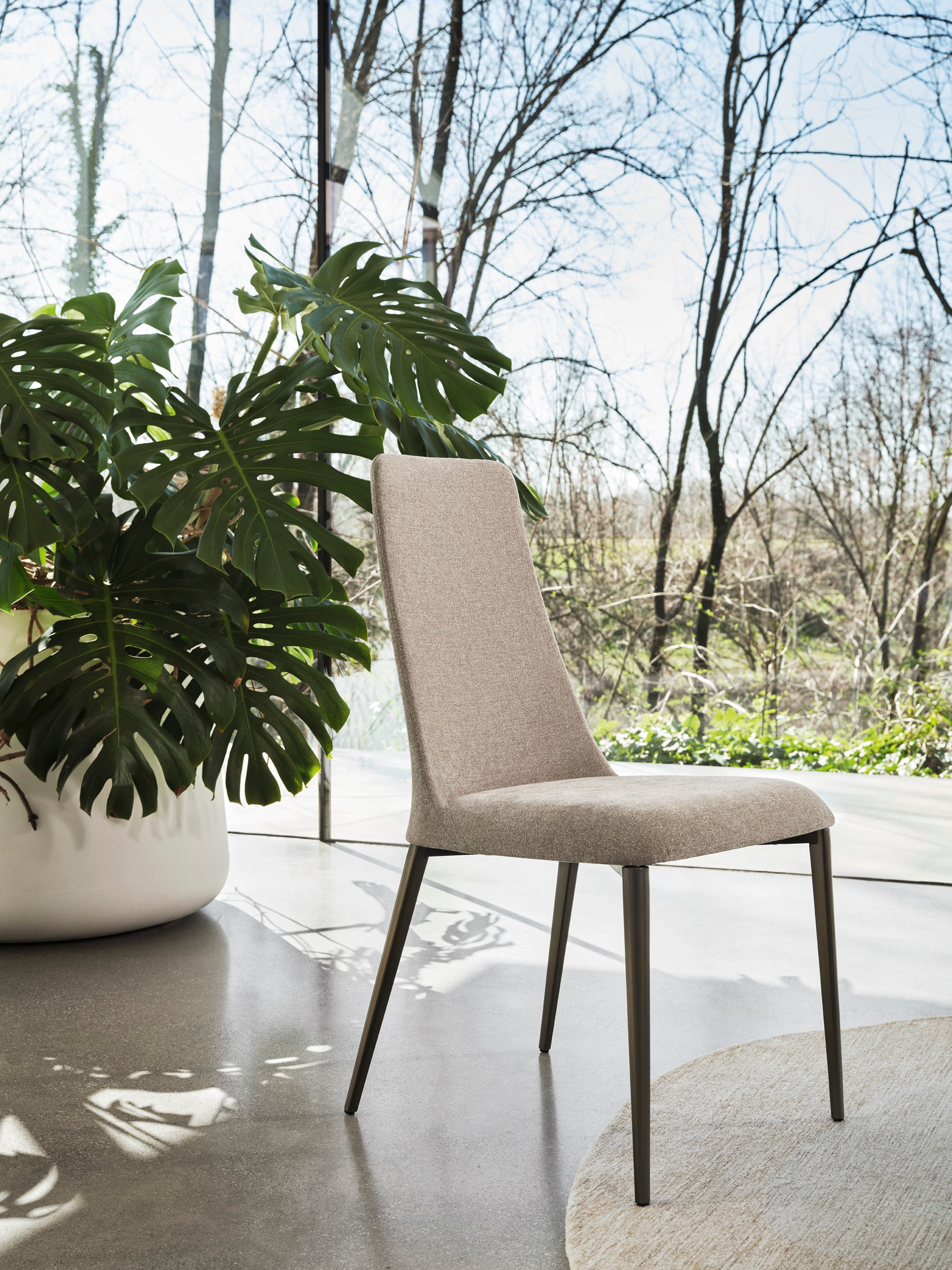 ETOILE upholstered chair with a black metal base