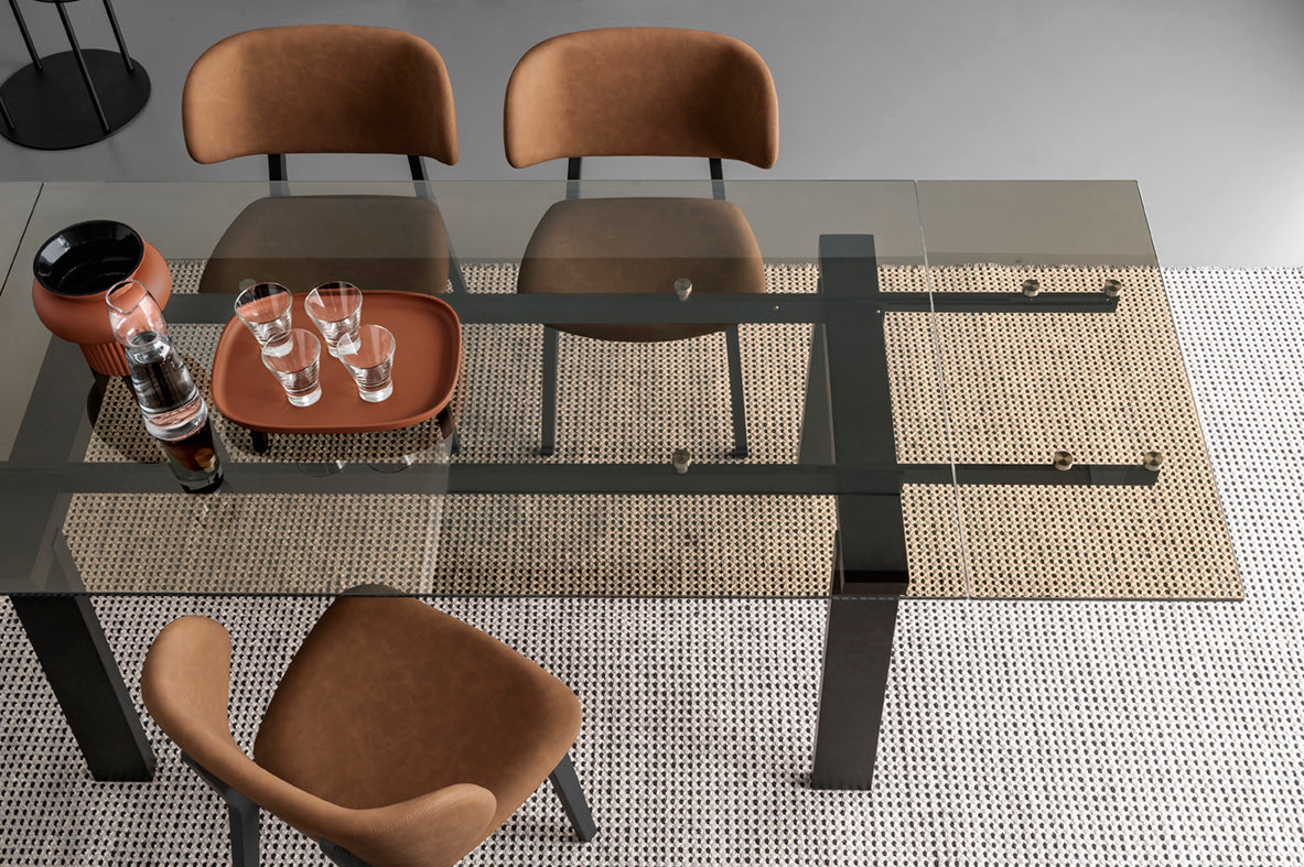 Židle CLAIRE taupe s černým dřevěným podstavcem