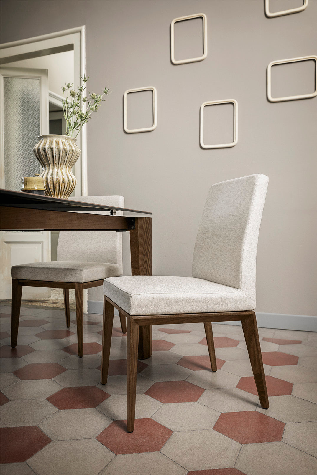 Křeslo BESS LOW čalouněné s tmavým dřevěným podstavcem