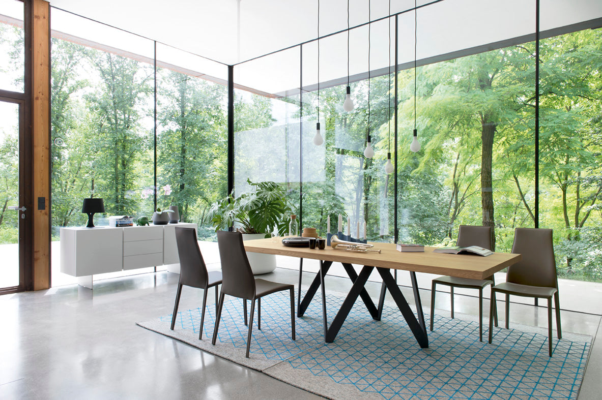 Čalouněné křeslo AIDA s černým podstavcem