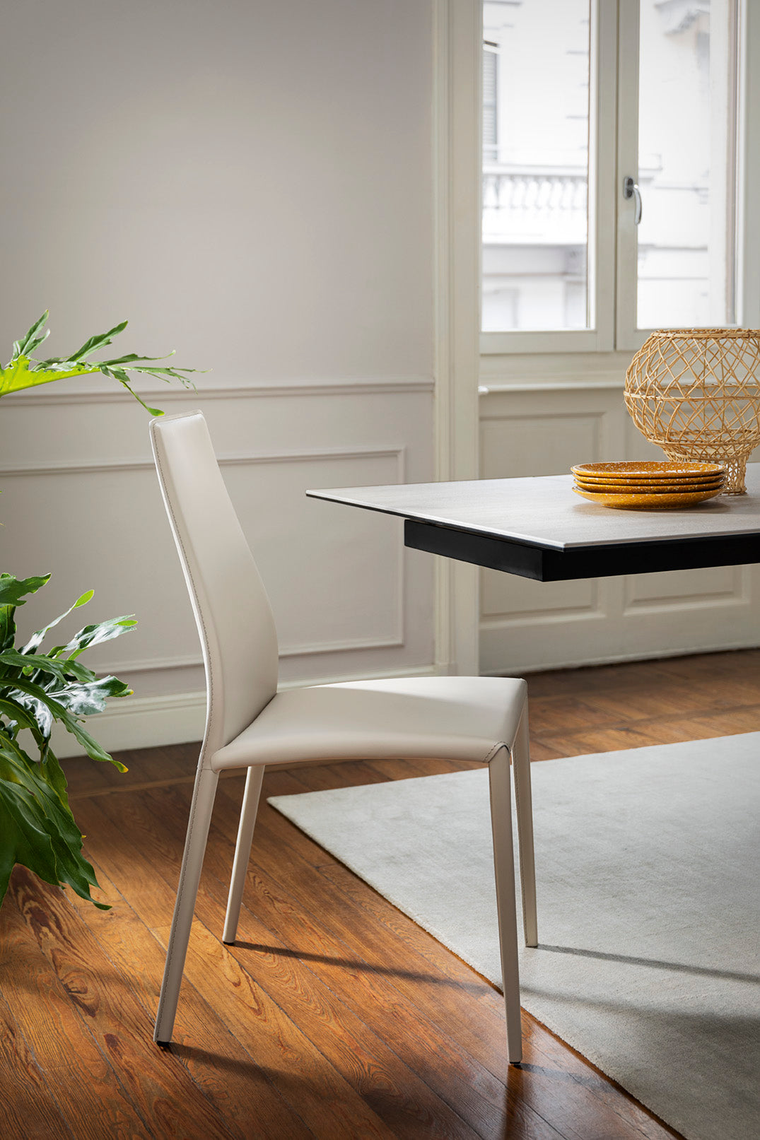 Čalouněné křeslo AIDA s béžovým podstavcem