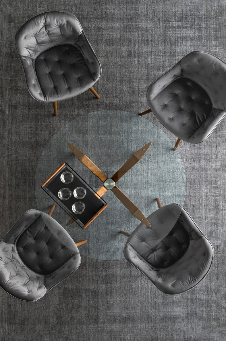 Kulatý stůl TOKYO se skleněnou deskou a ořechovým podstavcem