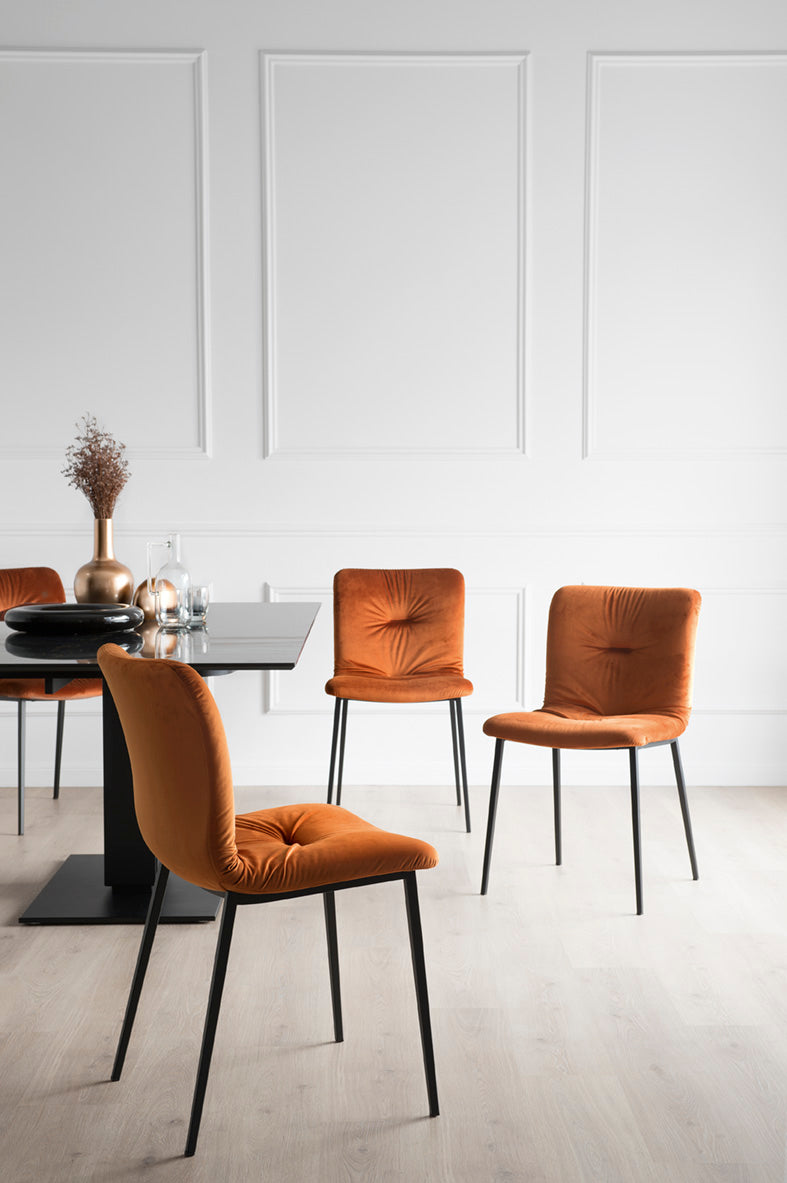 Křeslo ANNIE SOFT čalouněné s černým kovovým podstavcem