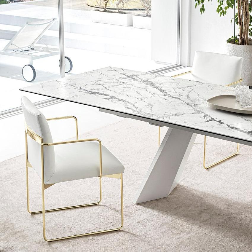 Křeslo s područkami GALA čalouněné se zlatou základnou