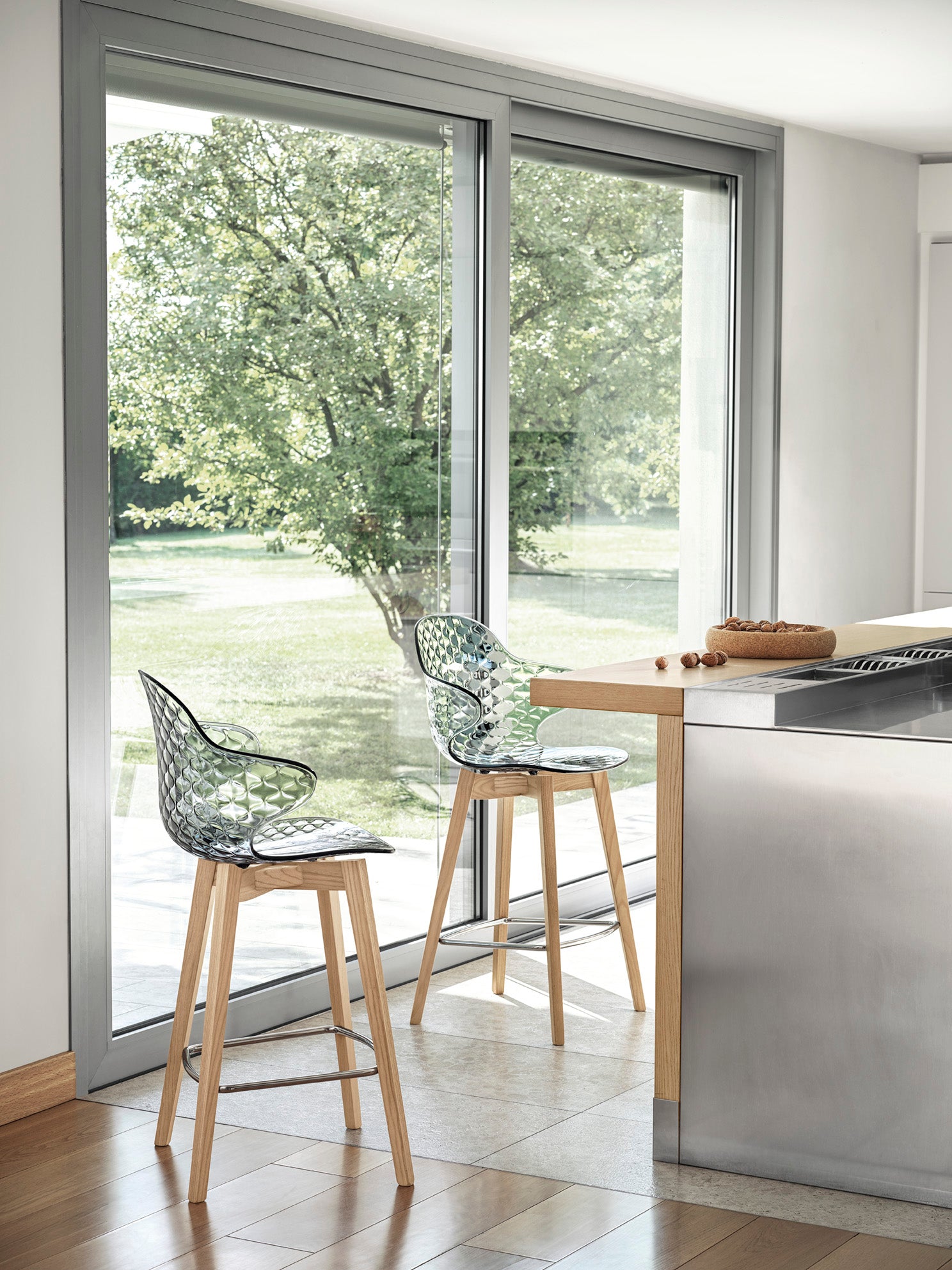 Barová židle SAINT TROPEZ s průhledným sedákem a tmavým dřevěným podstavcem