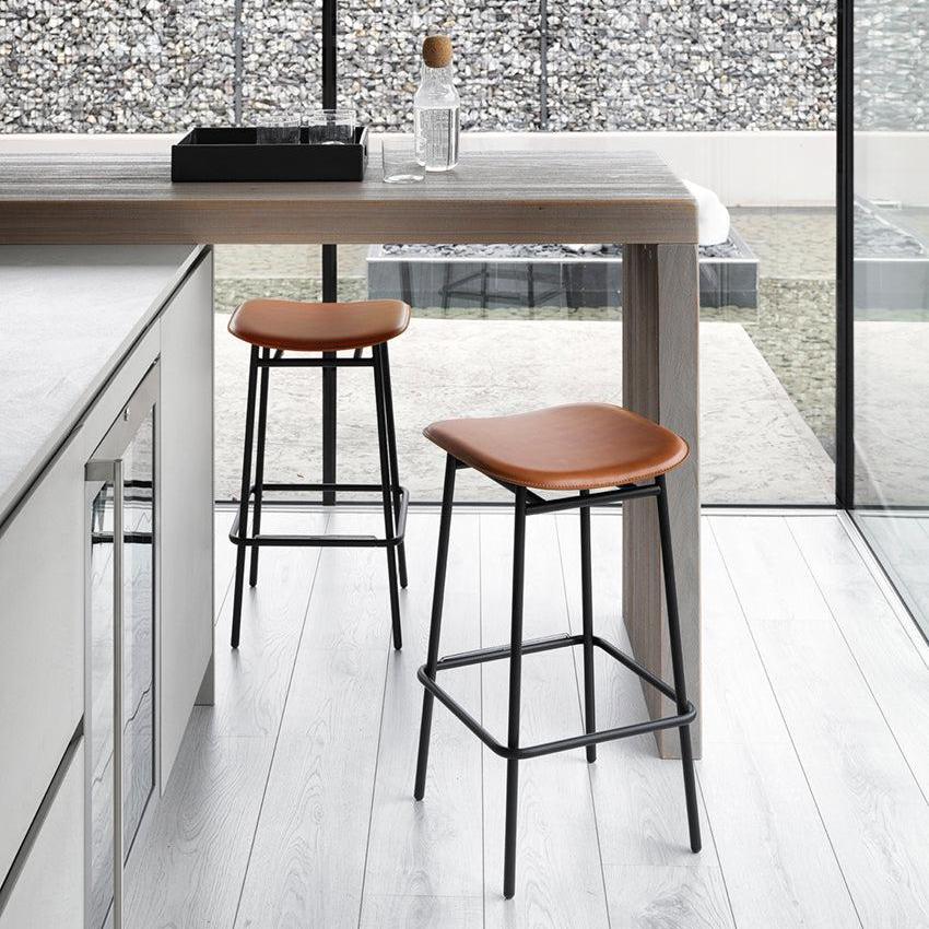 Barový stůl FIFTIES čalouněný s černým podstavcem