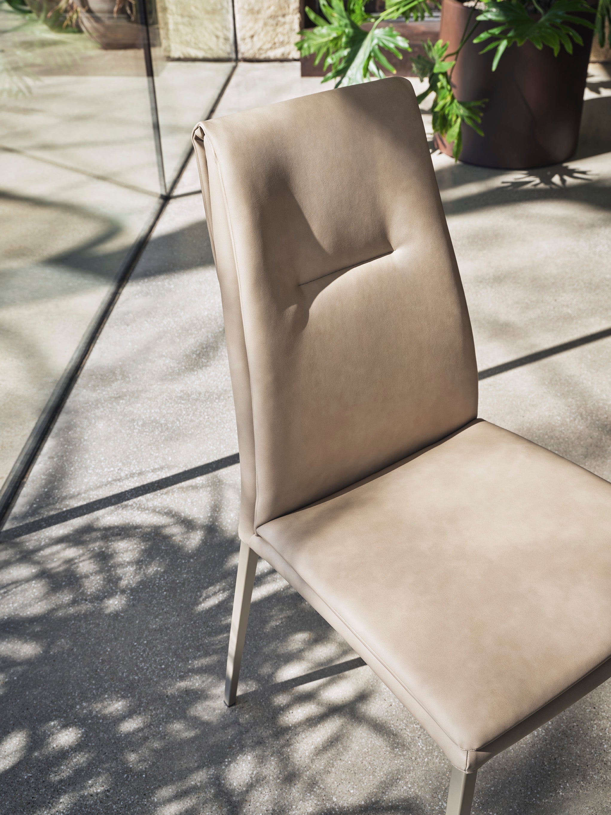 Čalouněné křeslo CARMEN s černým podstavcem