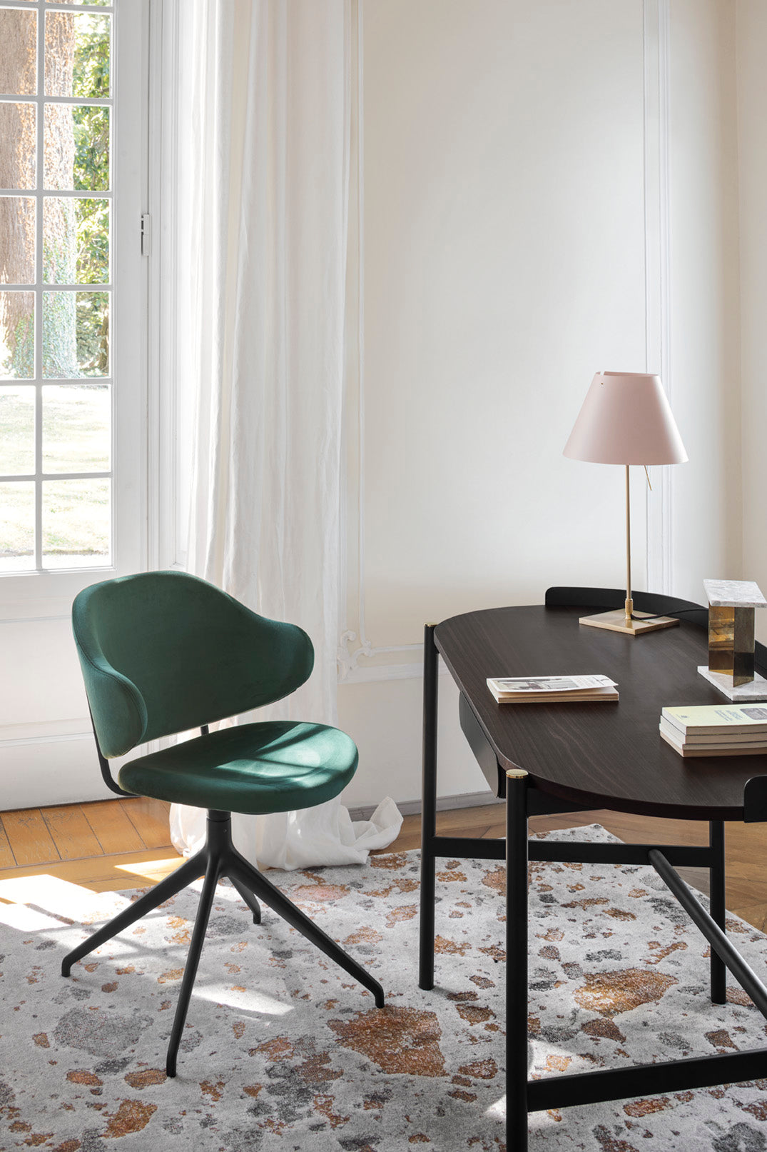 Psací stůl MADAME tmavě hnědá deska s černým podstavcem