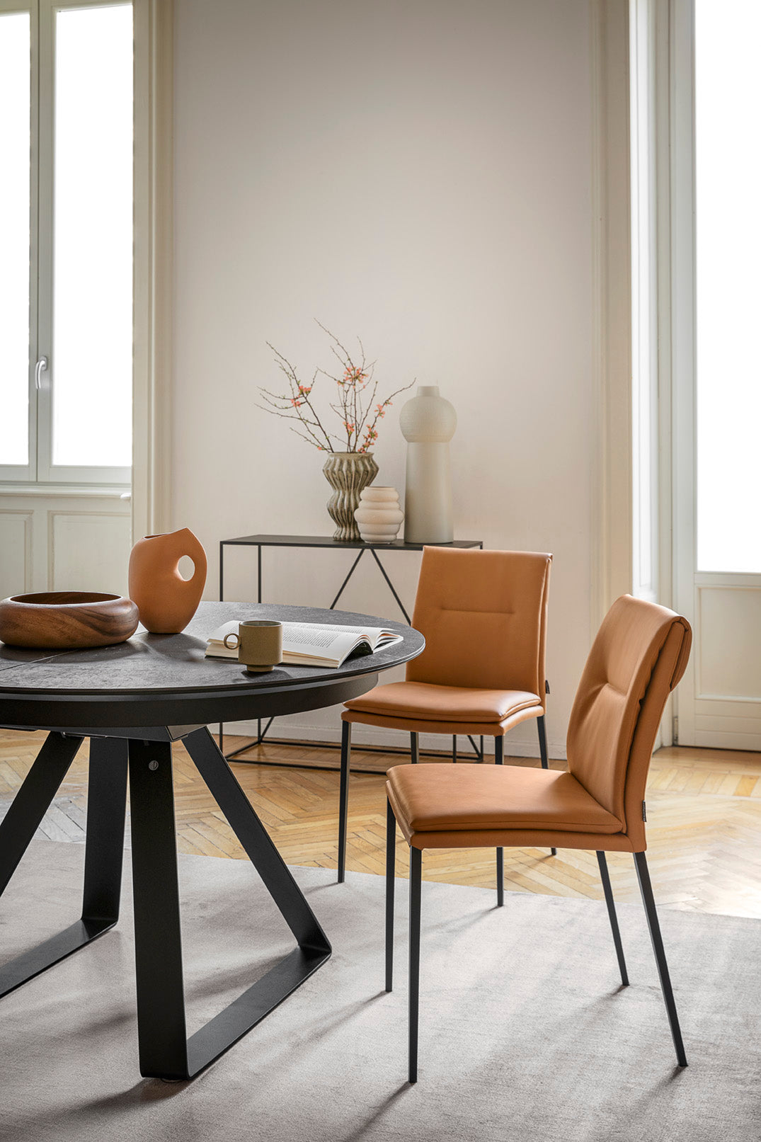 Křeslo CARMEN LARGE čalouněné s hnědým podstavcem