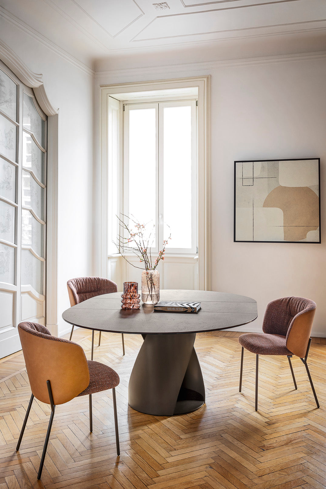 Round extendable table CYCLONE with brown top and brown base