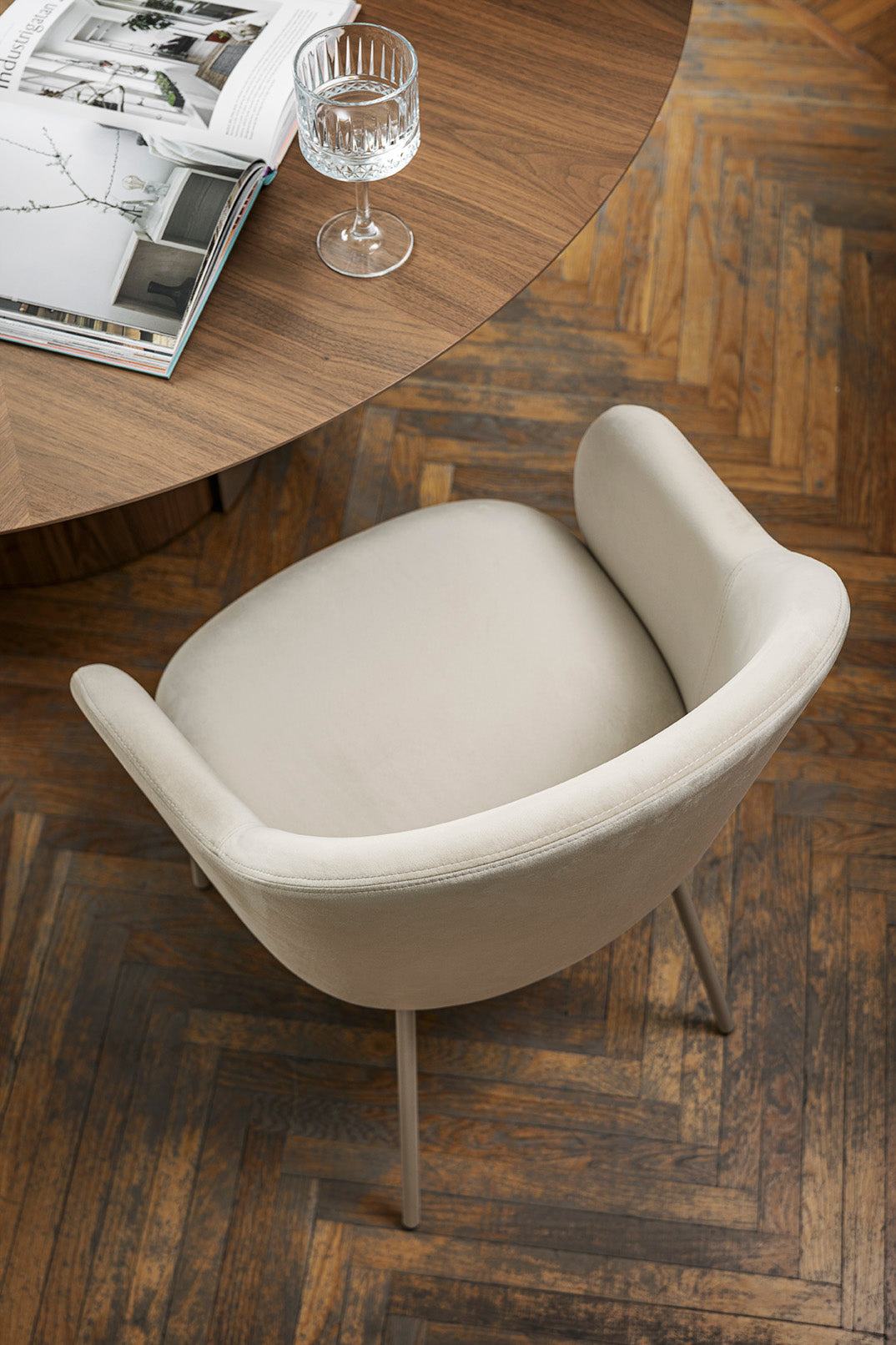 Křeslo s područkami HOLLY FAB čalouněné s hnědou kovovou základnou