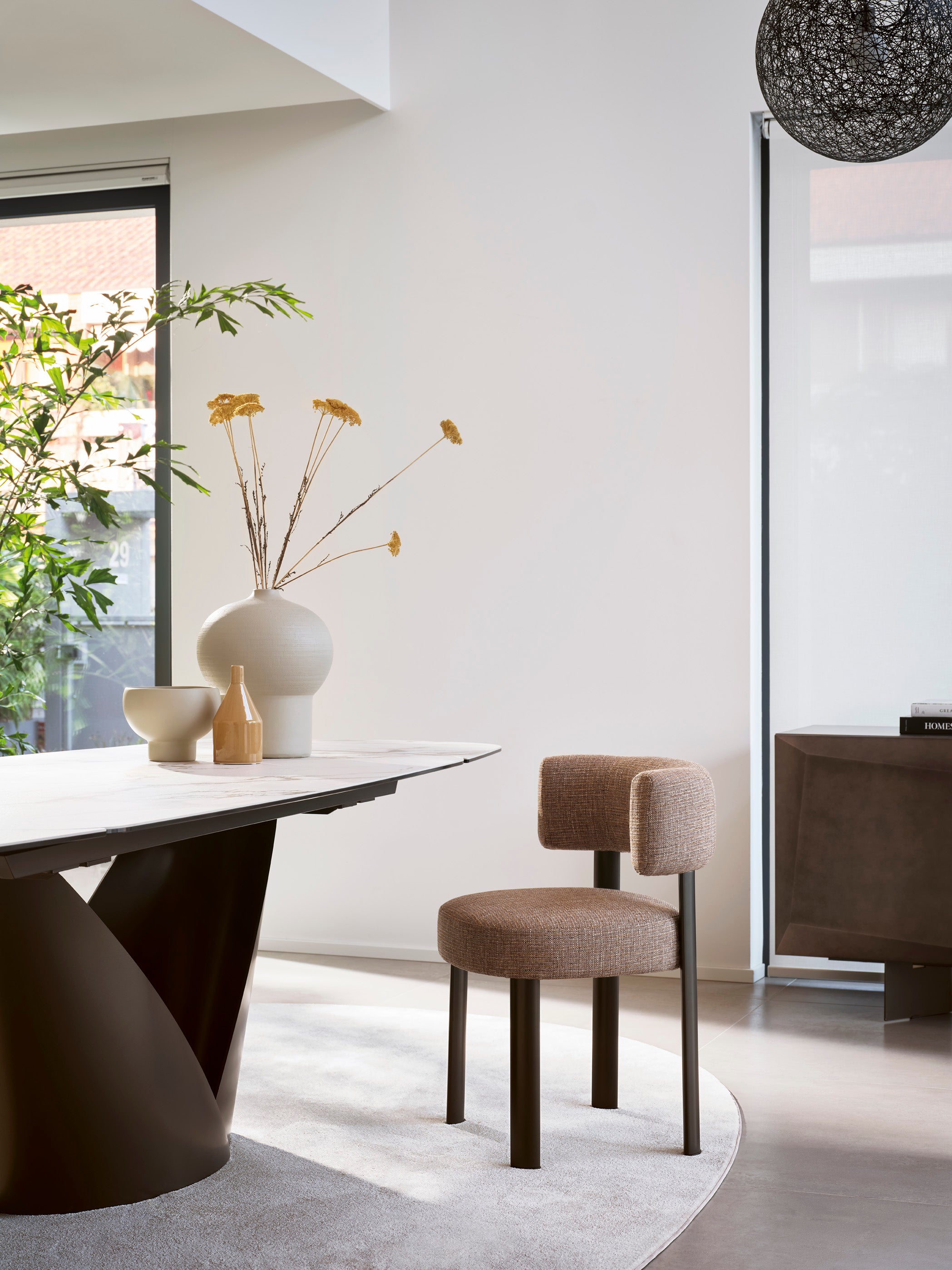 Čalouněné křeslo GLEN s béžovým podstavcem