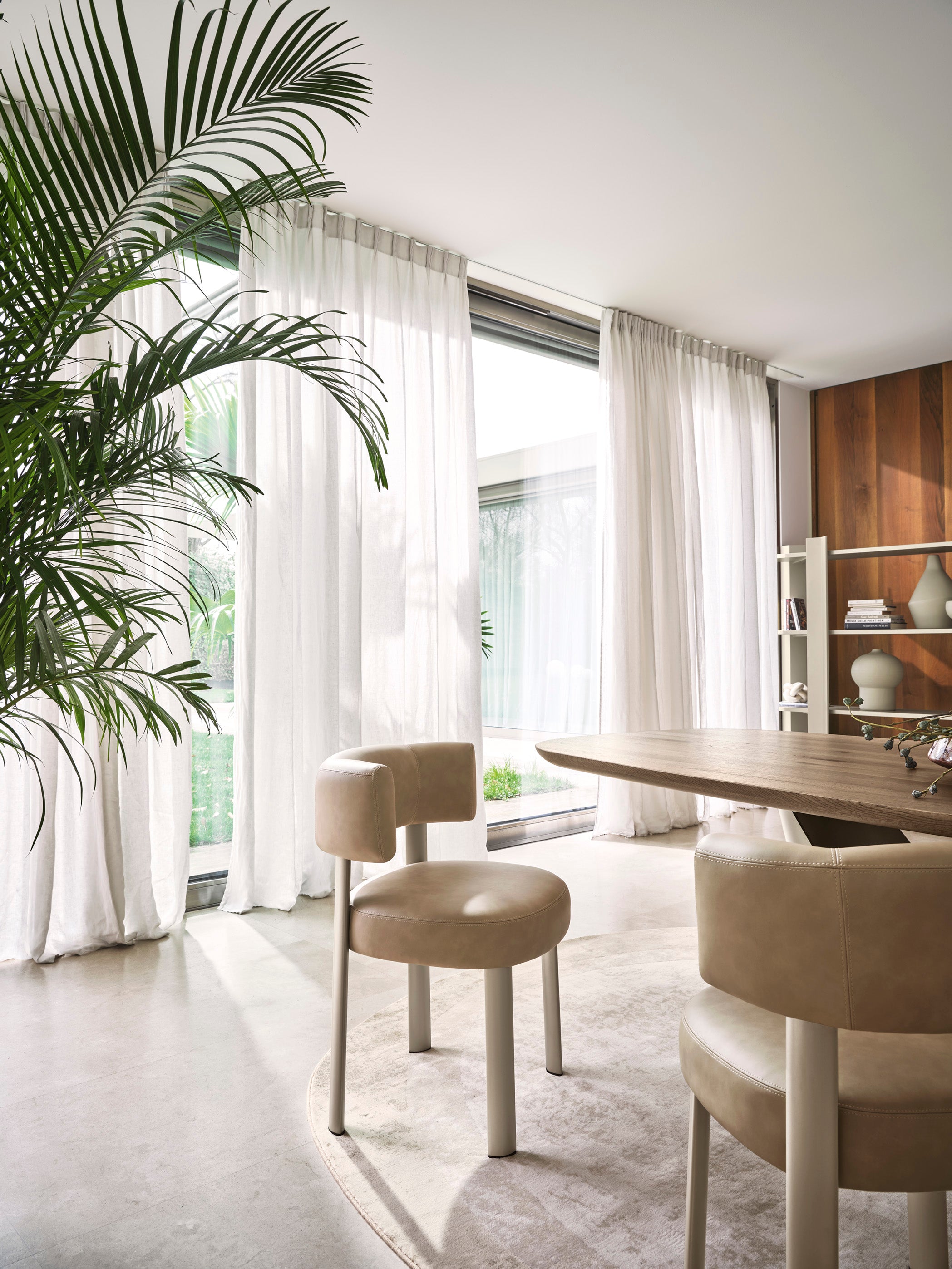 Čalouněné křeslo GLEN s hnědou základnou