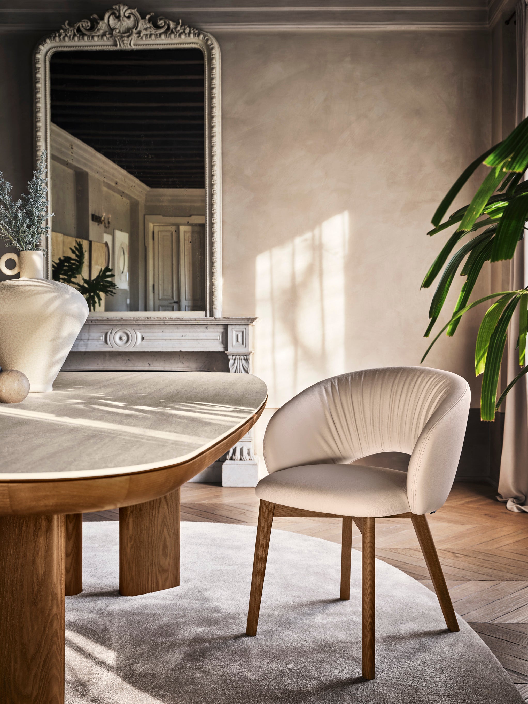 Čalouněné křeslo ANIME s ořechovou základnou