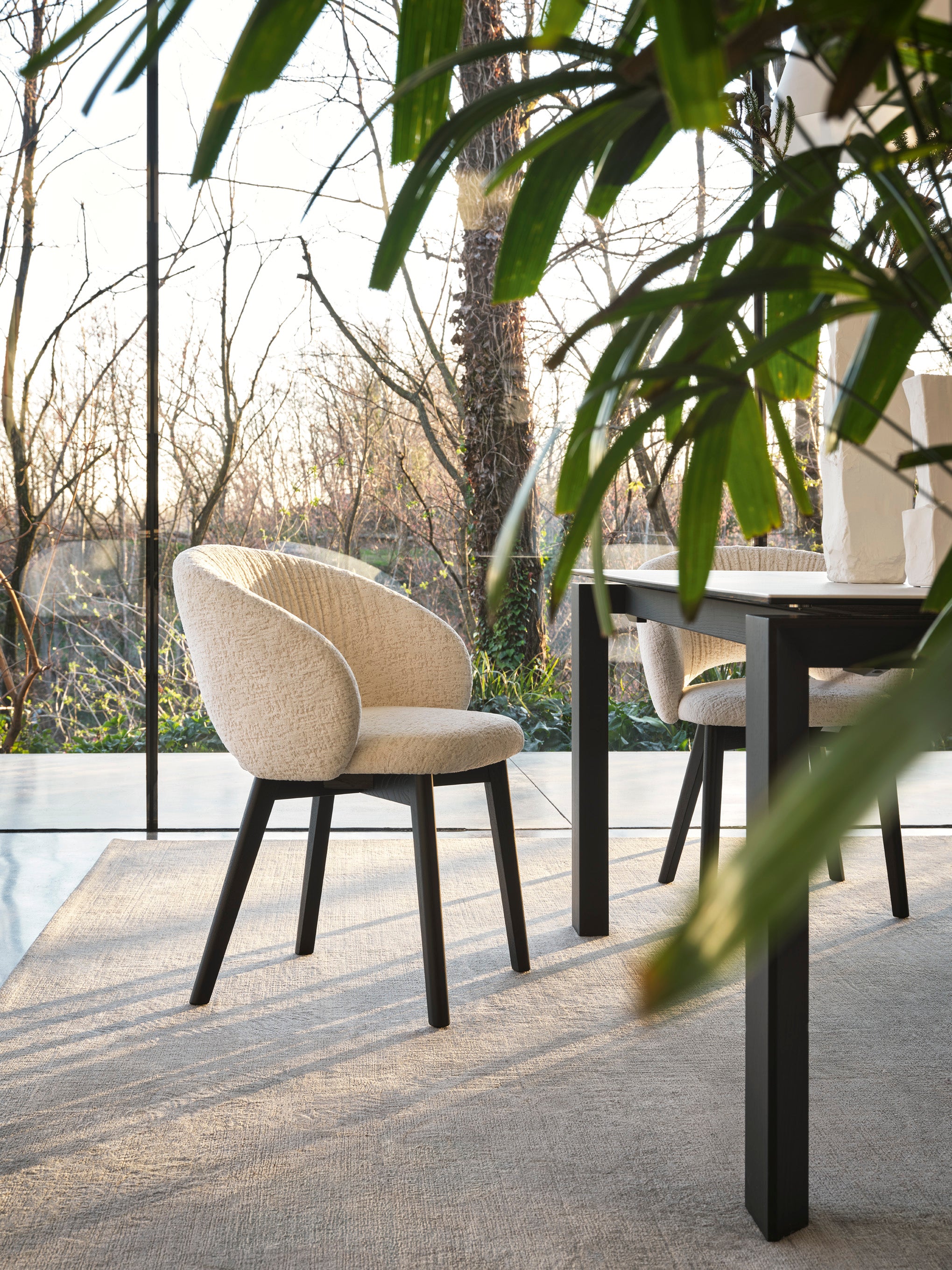 Čalouněné křeslo ANIME s černou dřevěnou základnou