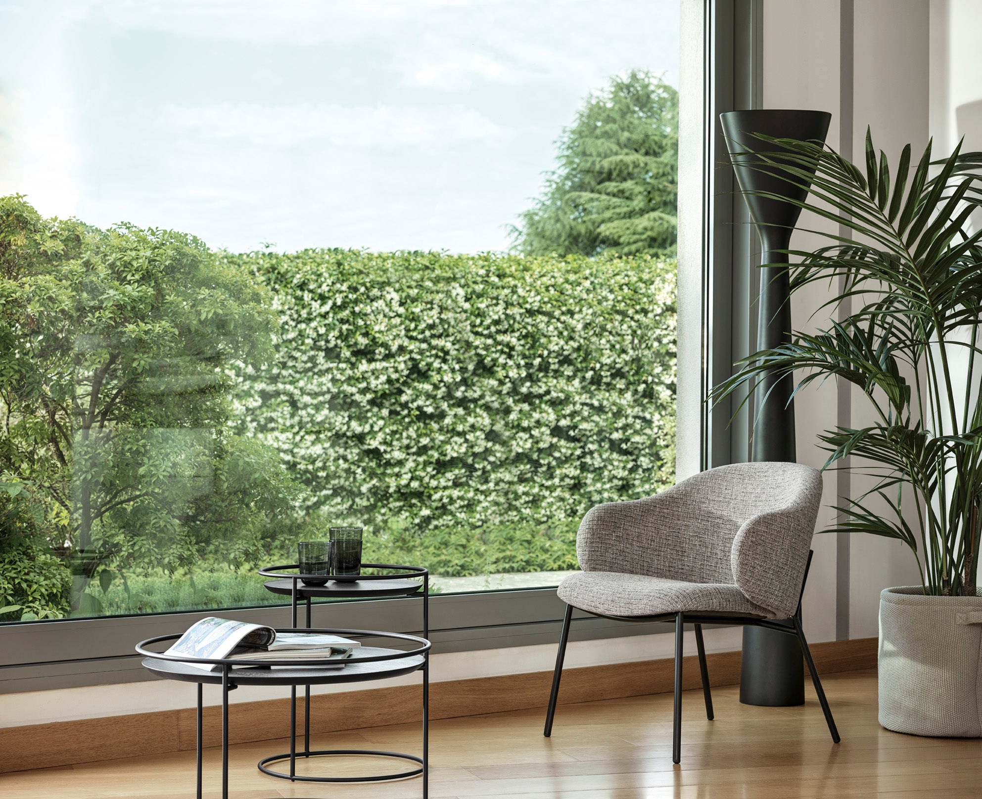 Křeslo HOLLY čalouněné s černým podstavcem