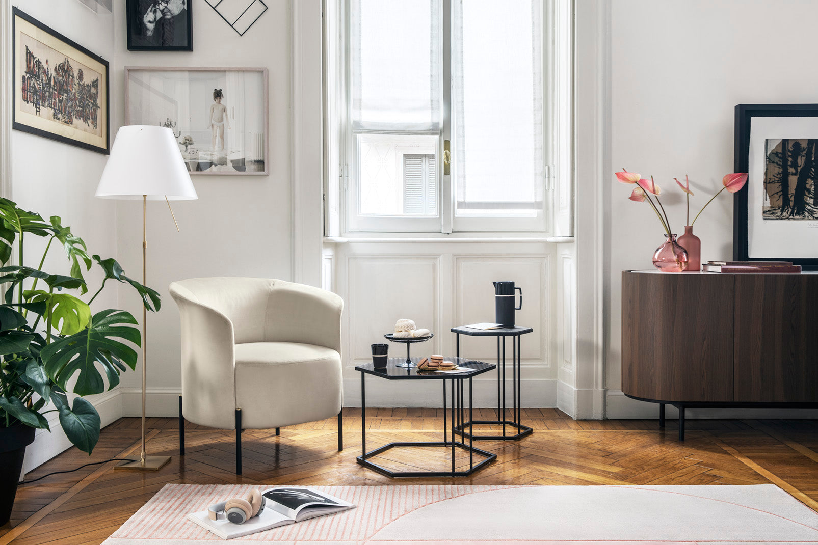 Křeslo RENDEZ VOUS čalouněné s černým podstavcem