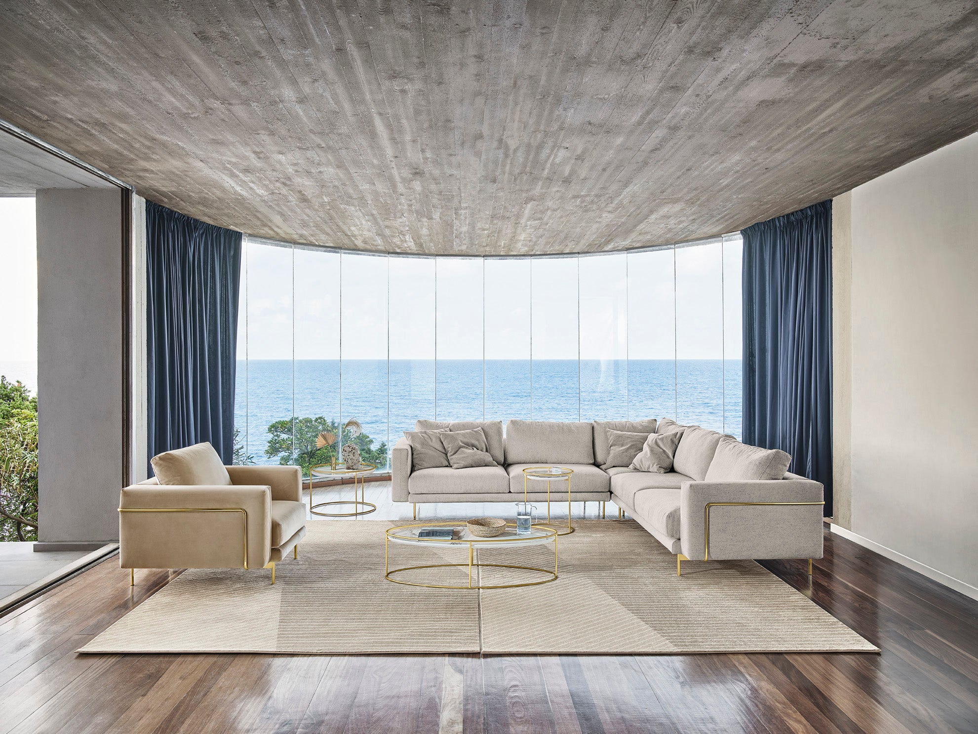 Křeslo ROD čalouněné se zlatou základnou