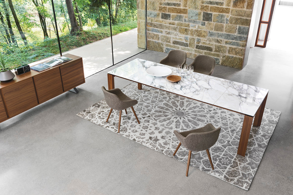 Rozkládací stůl OMNIA s bílou deskou a ořechovou základnou