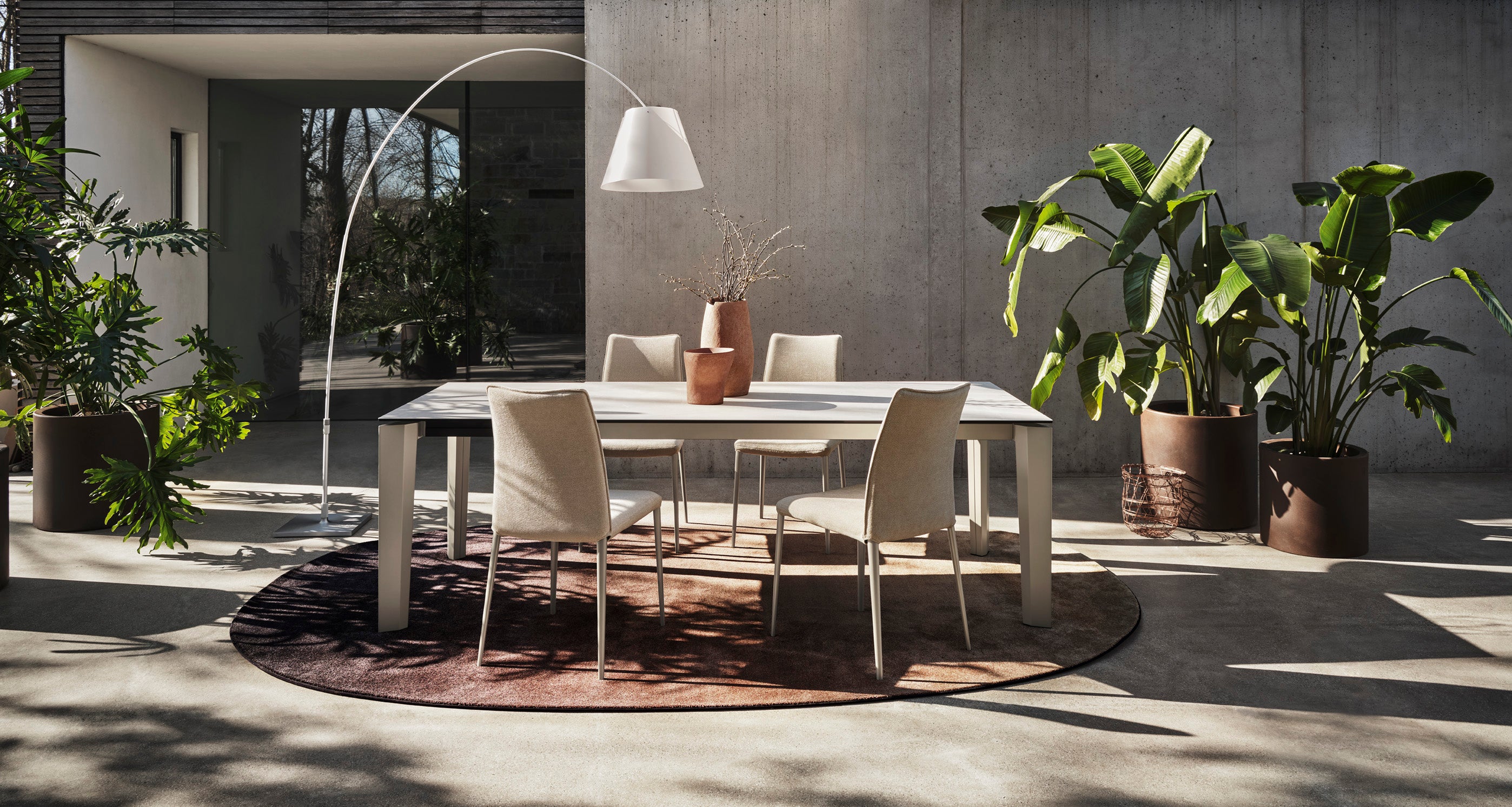 Rozkládací stůl DELTA s bílou deskou a černou základnou