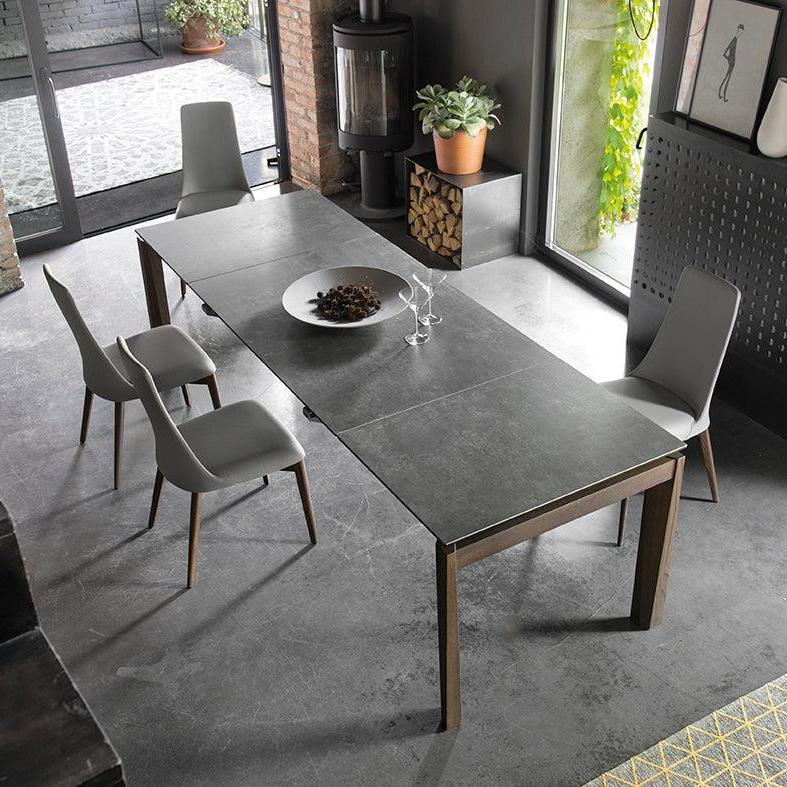 Čalouněné křeslo ETOILE s ořechovým podstavcem