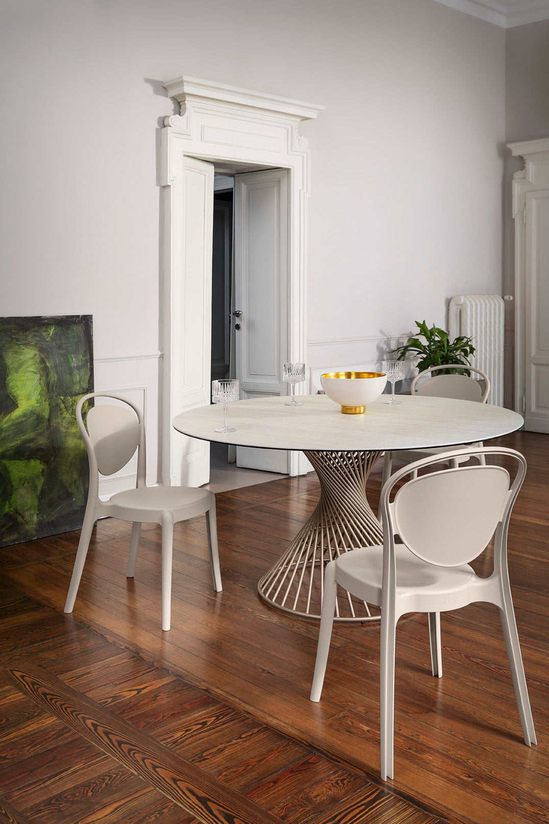 Kulatý stůl VORTEX s krémovou deskou a hnědým podstavcem