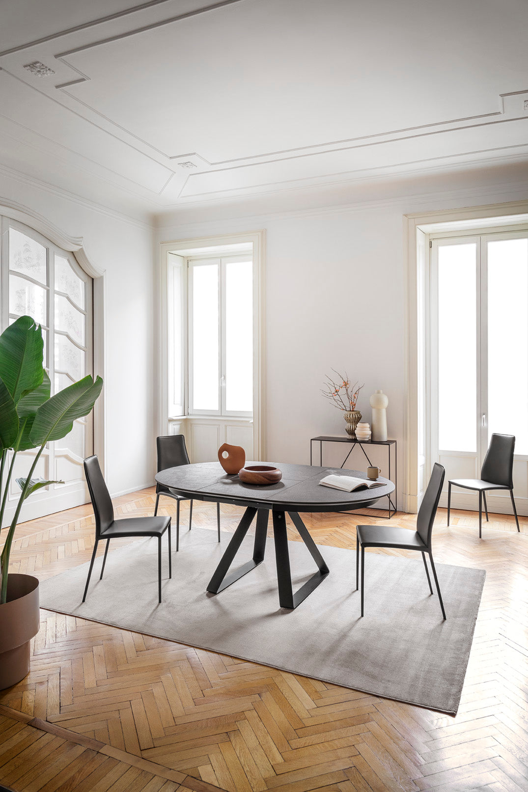 Kulatý rozkládací stůl ATLANTE šedá deska s černým podstavcem