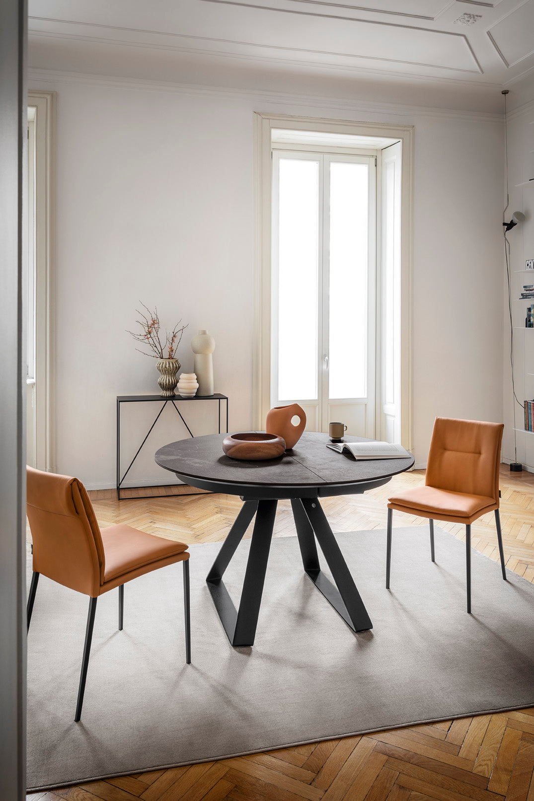 Křeslo CARMEN LARGE čalouněné s hnědým podstavcem