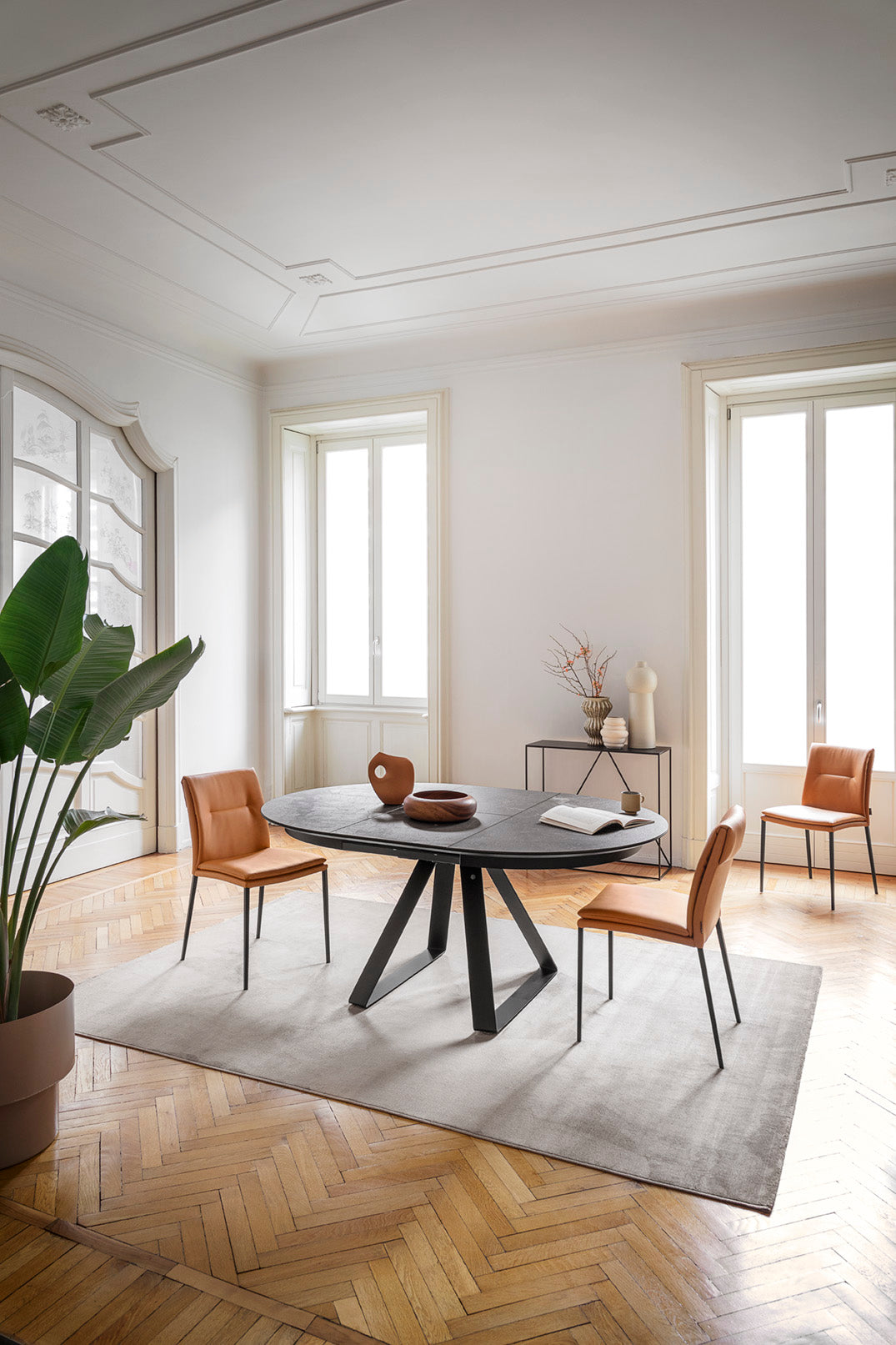 Křeslo CARMEN LARGE čalouněné s hnědým podstavcem