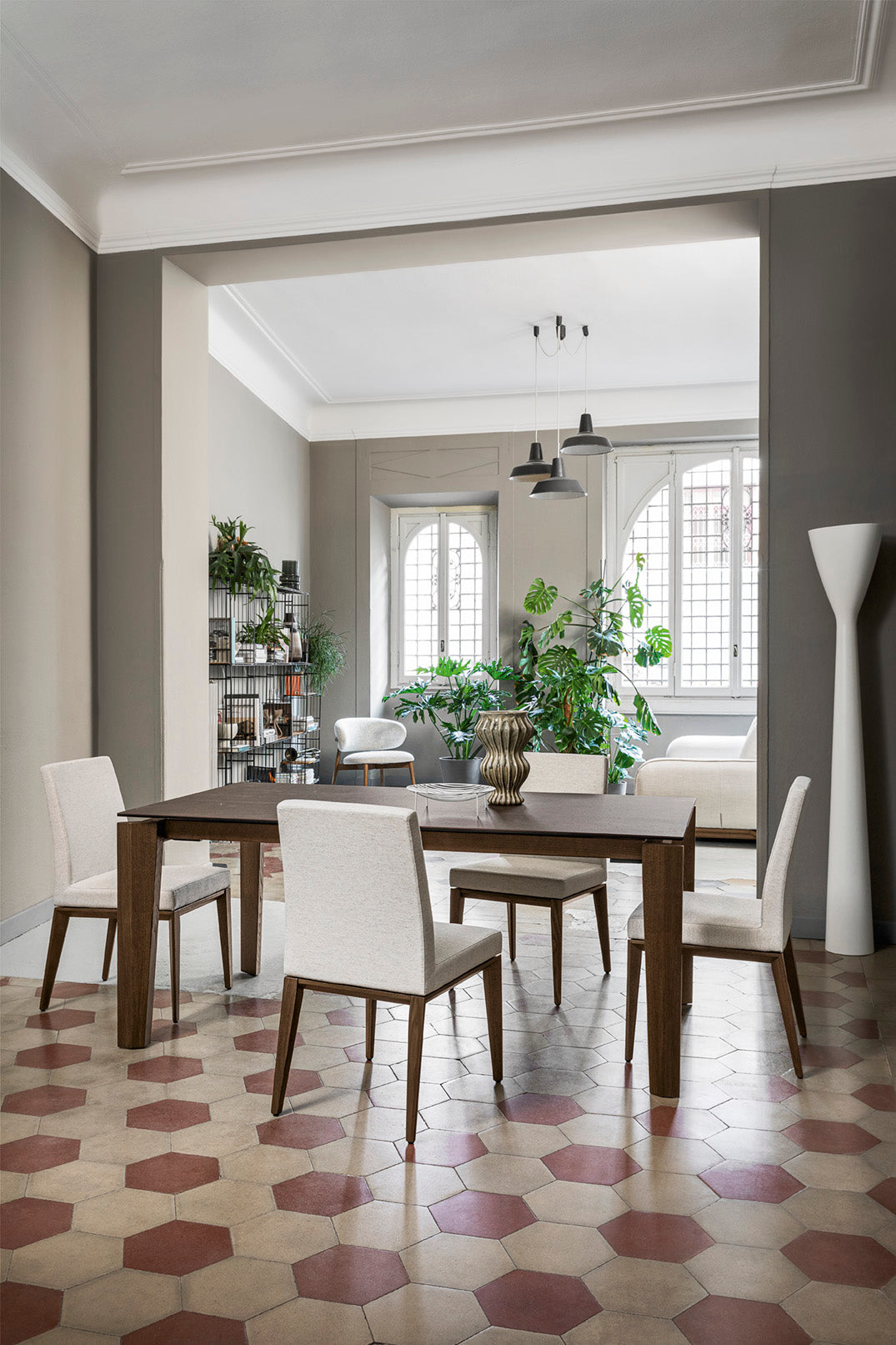 Křeslo BESS LOW čalouněné s ořechovou základnou