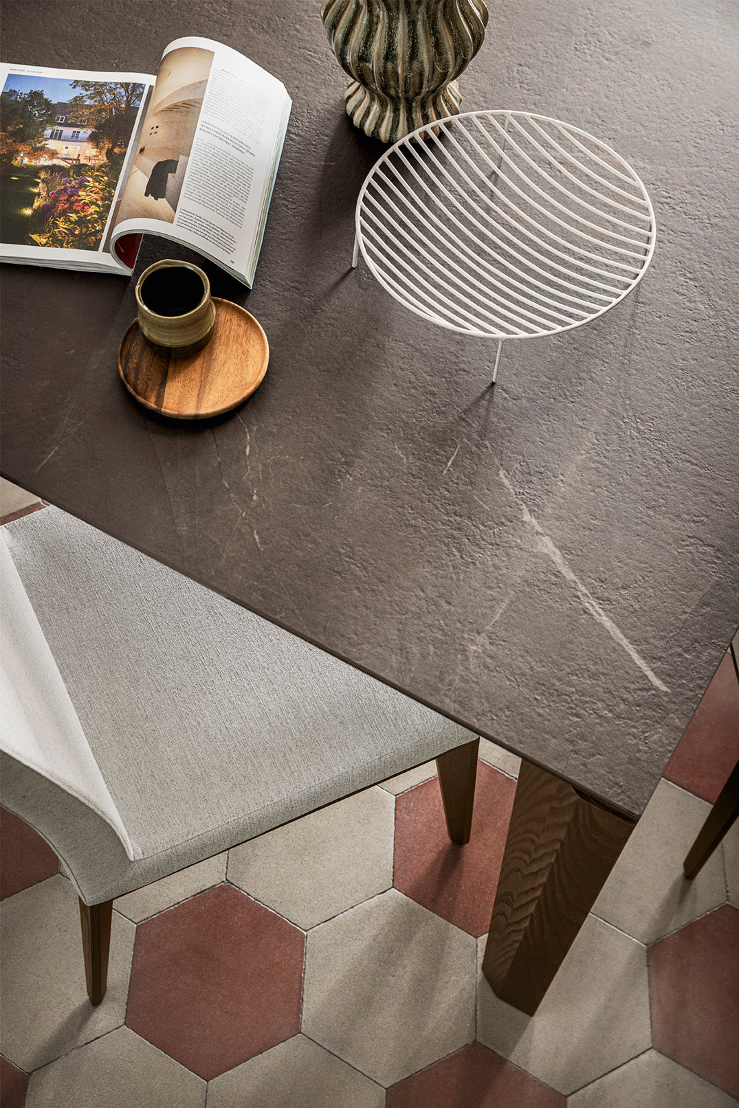 Křeslo BESS LOW čalouněné s tmavým dřevěným podstavcem