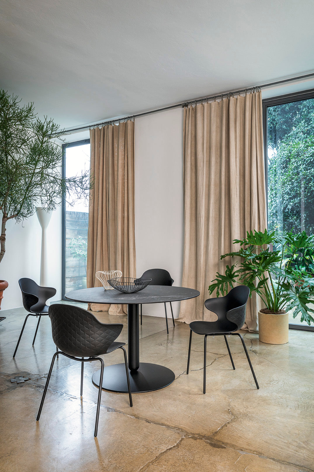 Židle SAINT TROPEZ s průhledným sedákem a zlatou kovovou základnou