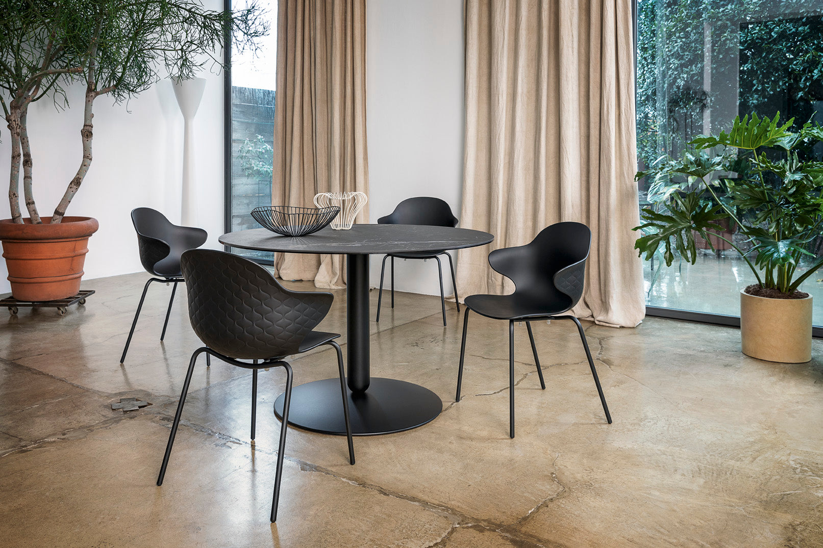 Židle SAINT TROPEZ hnědé sedadlo se zlatým kovovým podstavcem