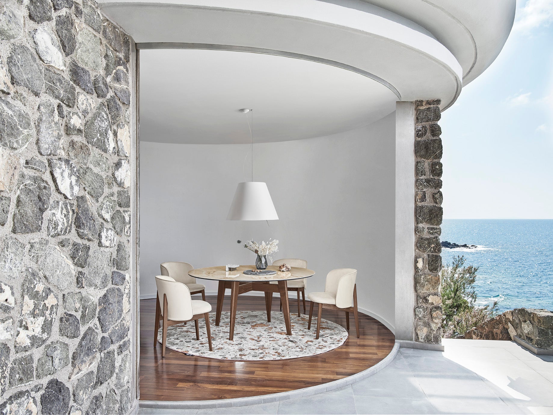 Křeslo s područkami ABREY čalouněné s ořechovou základnou