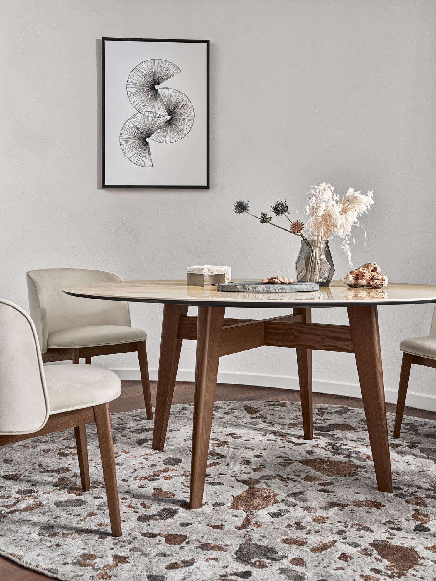 Křeslo s područkami ABREY čalouněné s tmavým dřevěným podstavcem